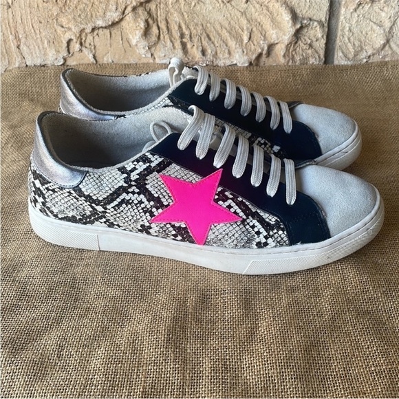 STEVEN BY STEVE MADDEN RUBIE SNAKE PINK STAR DISTRESSED SNEAKER
Size 10 - Picture 5 of 15